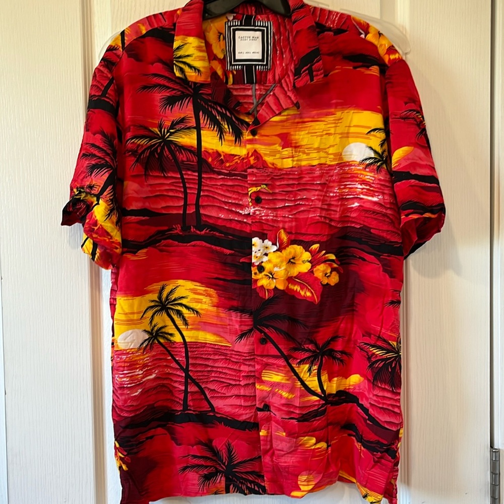 🌻3/$15 Cactus Man Red Print Haiiwan Shirt-L